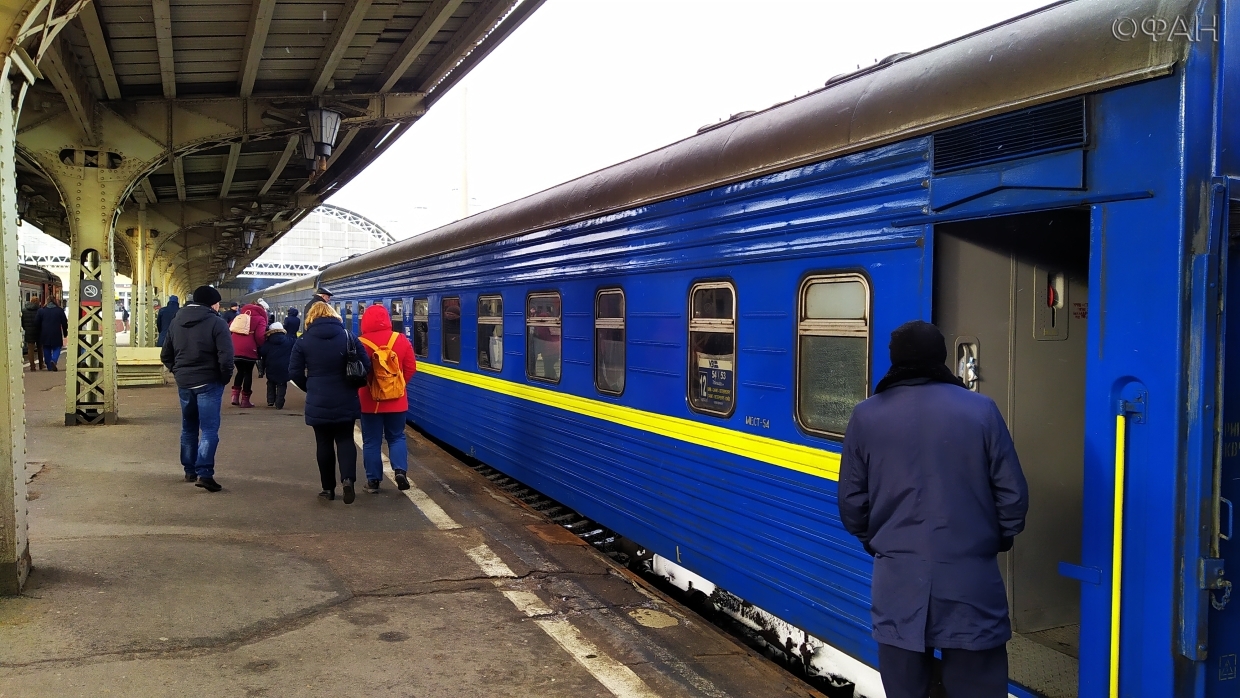 Поезд киев. Поезд Москва Киев. Российские и украинские поезда. Поезд Украина Киев Москва.